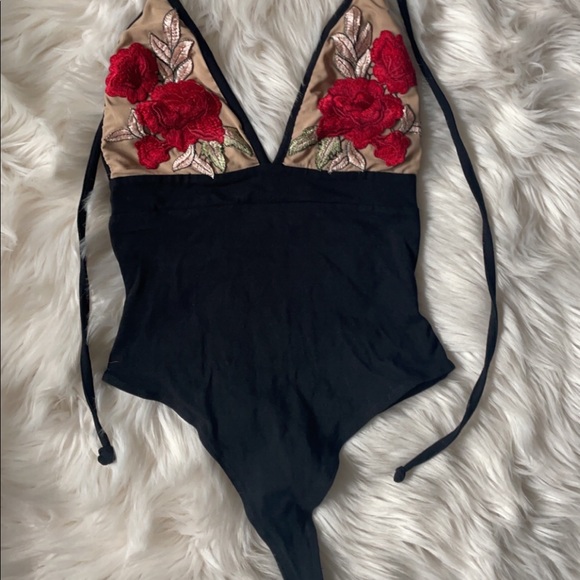OUT FROM UNDER EMBROIDERED ROSE BODYSUIT - Picture 3 of 5